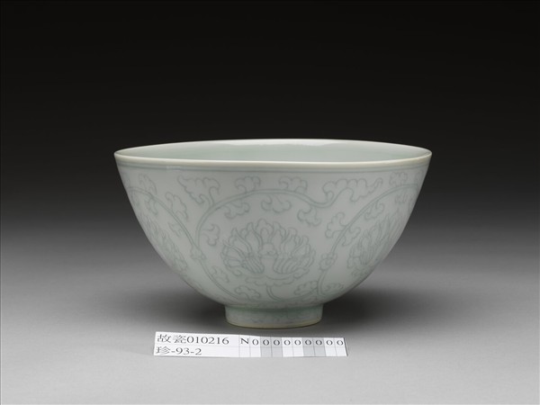 青白瓷花卉紋碗