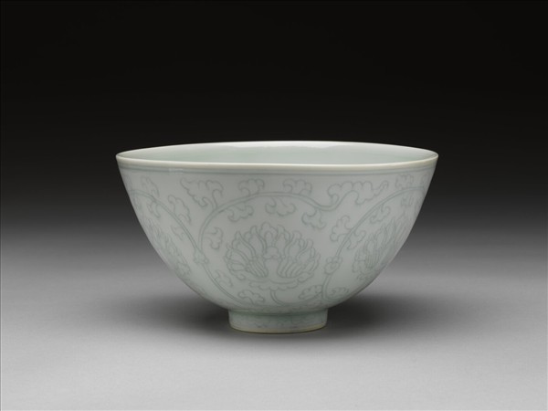 青白瓷花卉紋碗