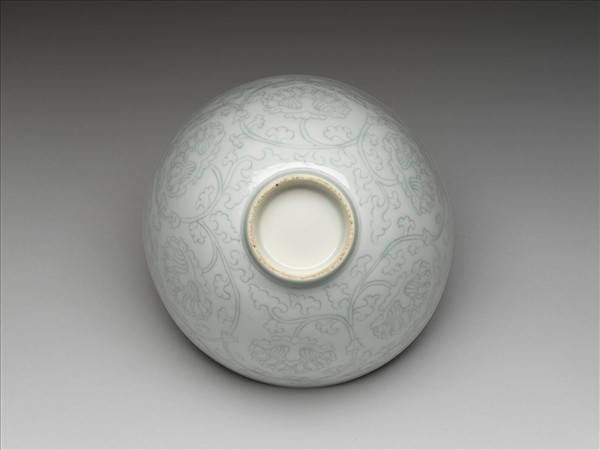 青白瓷花卉紋碗