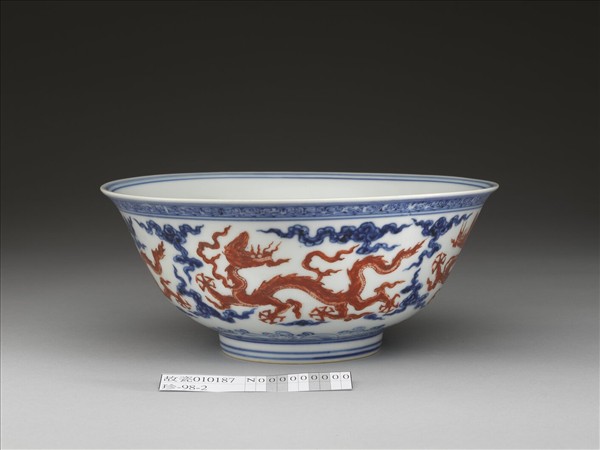 青花紅彩五龍紋碗