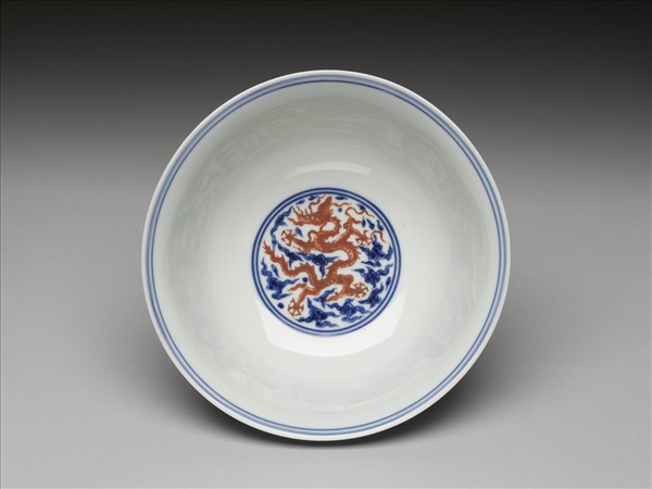 青花紅彩五龍紋碗