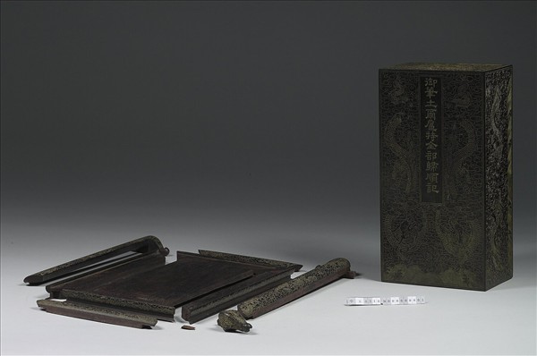 填金波濤龍紋木盒