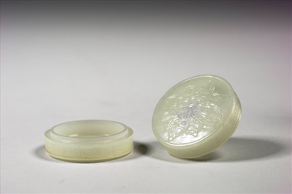 玉雕花圓盒