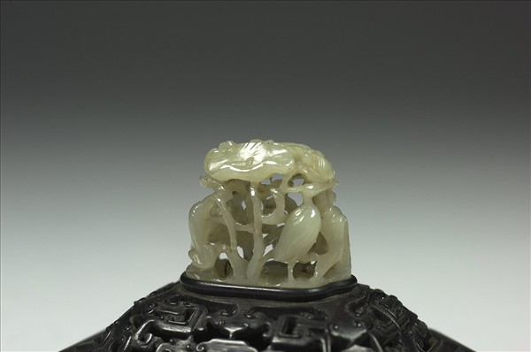 鏤空雲紋木蓋玉頂