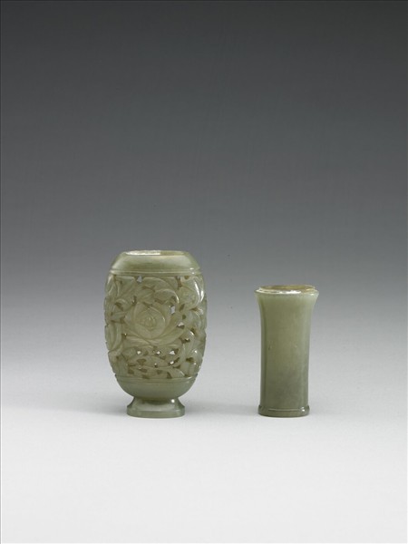 玉鏤空牡丹紋扁圓瓶