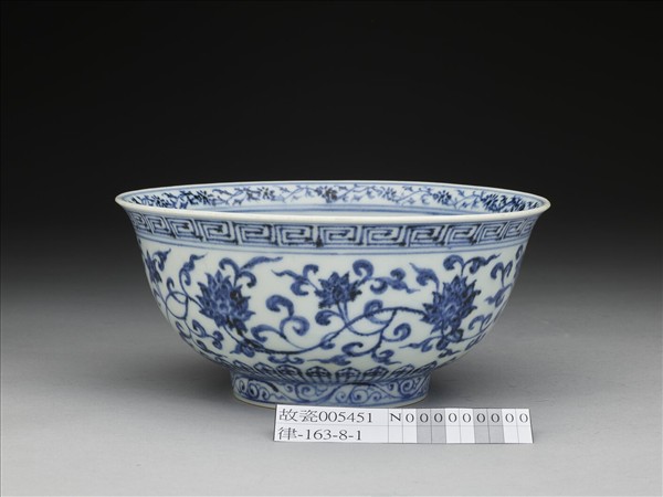 青花四季花卉紋碗