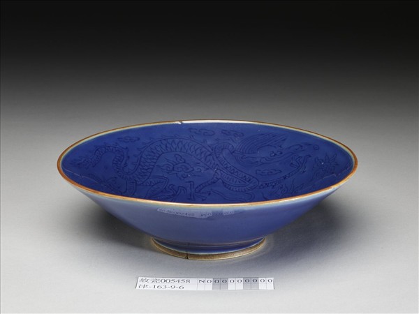 霽青釉雙龍戲珠紋碗