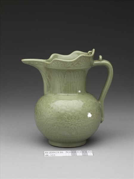 仿龍泉釉番蓮紋僧帽壺