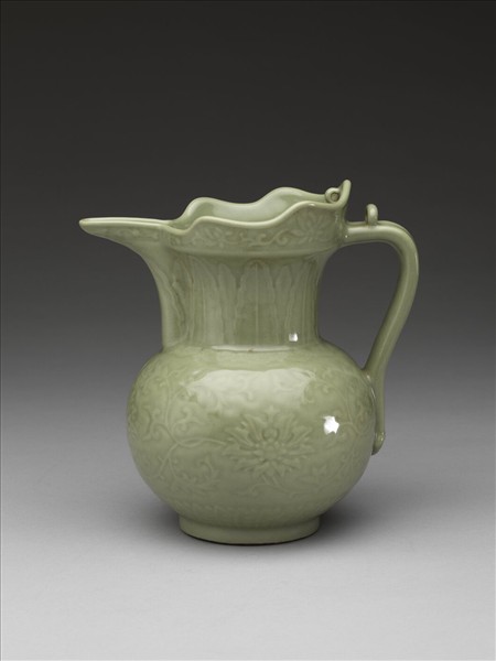 仿龍泉釉番蓮紋僧帽壺