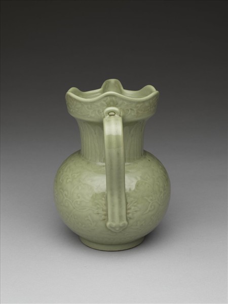 仿龍泉釉番蓮紋僧帽壺