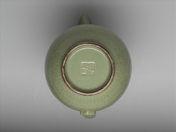 仿龍泉釉番蓮紋僧帽壺