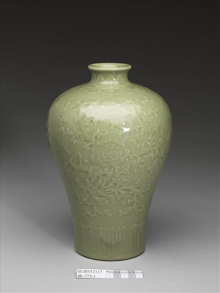 仿龍泉釉番蓮紋梅瓶