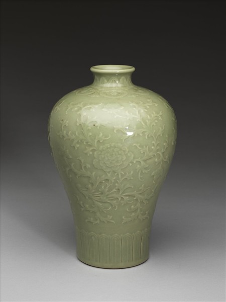 仿龍泉釉番蓮紋梅瓶