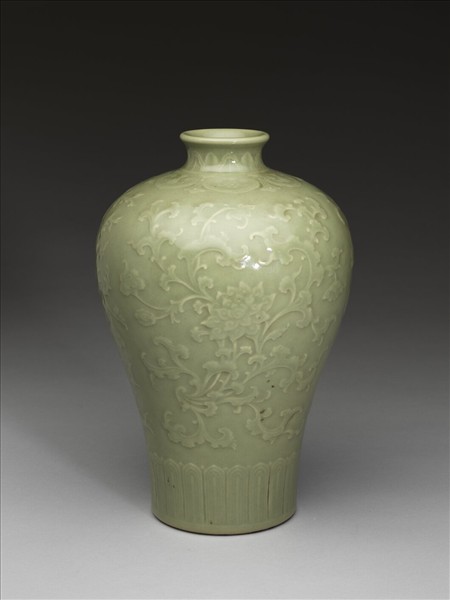 仿龍泉釉番蓮紋梅瓶