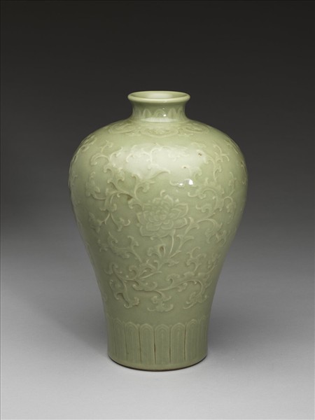 仿龍泉釉番蓮紋梅瓶