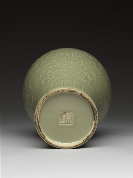 仿龍泉釉番蓮紋梅瓶