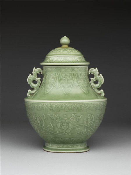 仿龍泉釉螭耳蓋罐