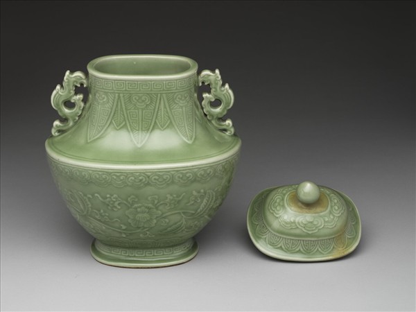 仿龍泉釉螭耳蓋罐
