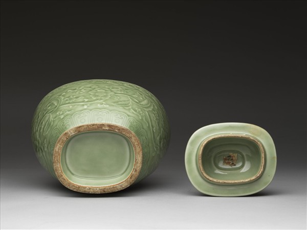 仿龍泉釉螭耳蓋罐