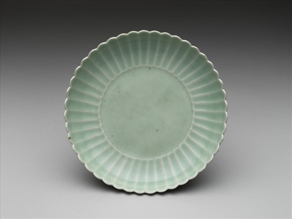 青瓷菊花式盤
