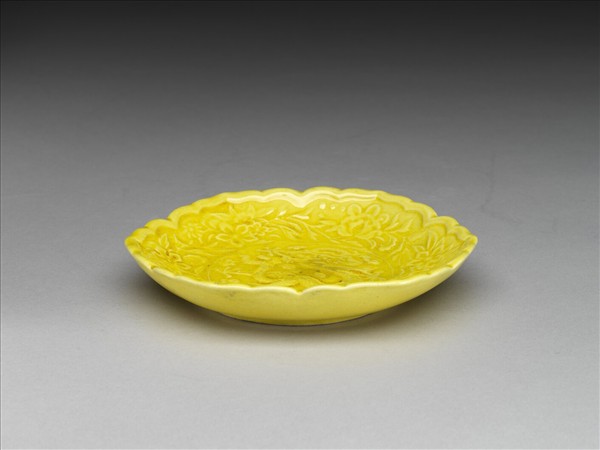 黃釉蟠龍紋花式碟