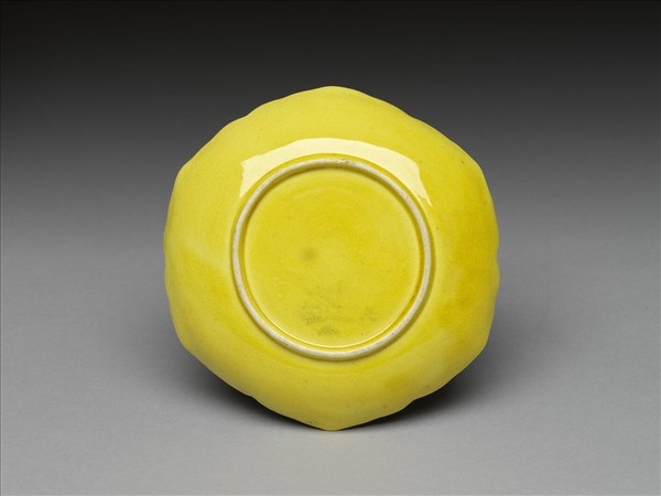 黃釉蟠龍紋花式碟