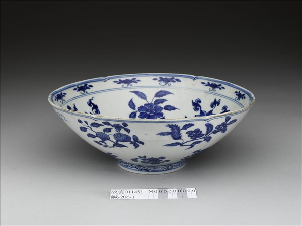 青花花果紋葵瓣口碗