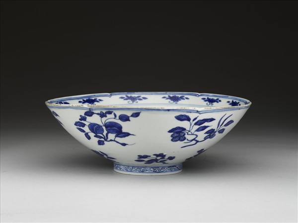 青花花果紋葵瓣口碗