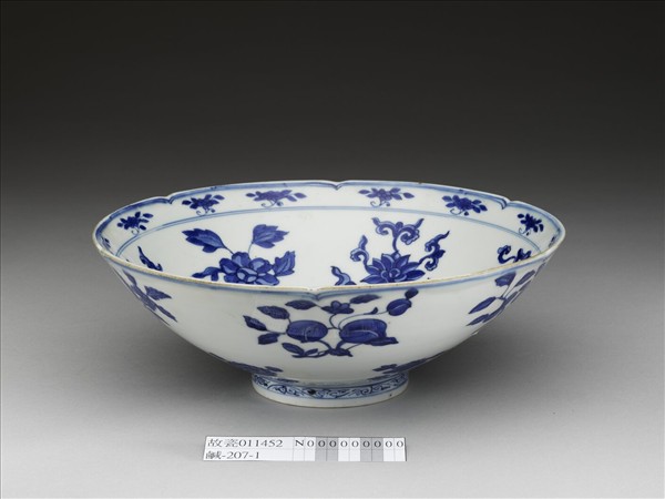 青花花果紋葵瓣口碗