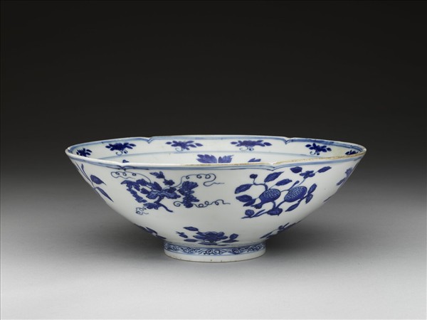 青花花果紋葵瓣口碗