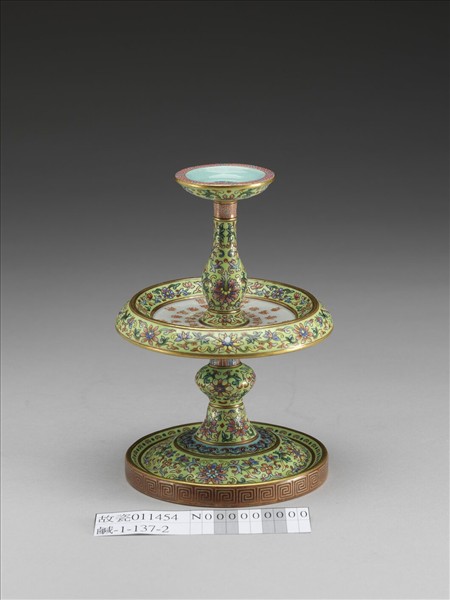 綠地粉彩番蓮紋燭台