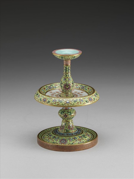綠地粉彩番蓮紋燭台