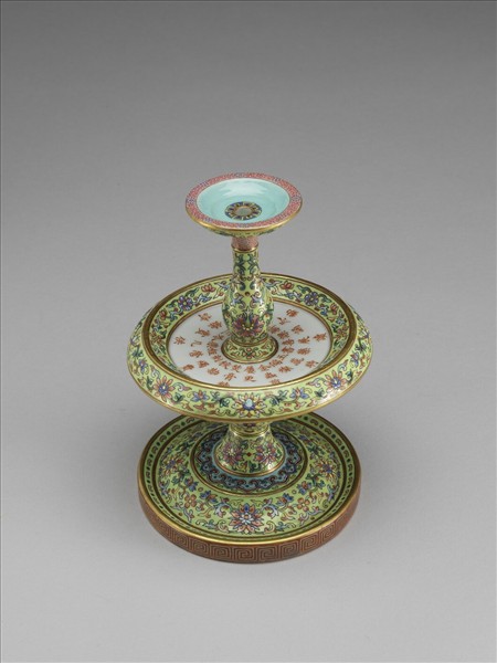 綠地粉彩番蓮紋燭台