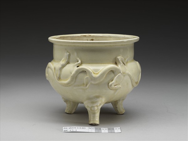 德化窯 白瓷蟠螭紋三足爐