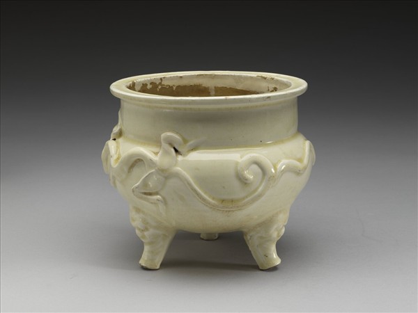 德化窯 白瓷蟠螭紋三足爐