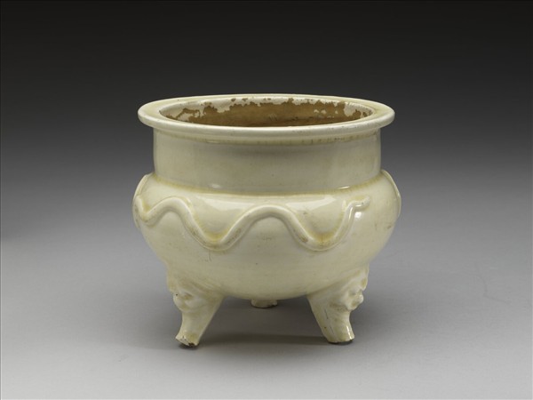 德化窯 白瓷蟠螭紋三足爐