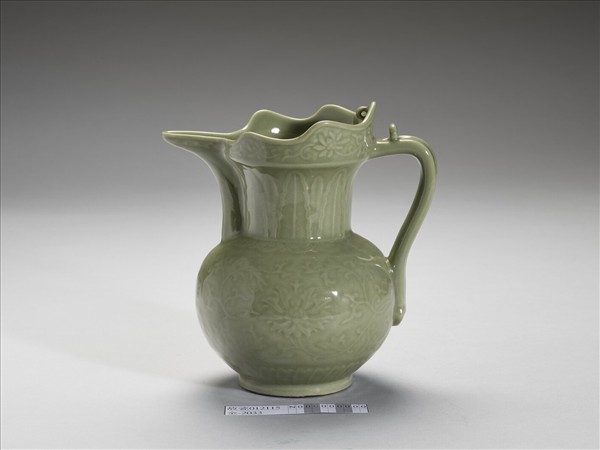 仿龍泉釉番蓮紋僧帽壺