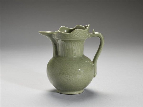 仿龍泉釉番蓮紋僧帽壺