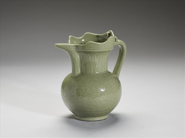 仿龍泉釉番蓮紋僧帽壺