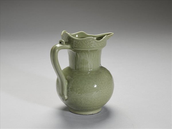 仿龍泉釉番蓮紋僧帽壺