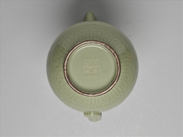 仿龍泉釉番蓮紋僧帽壺