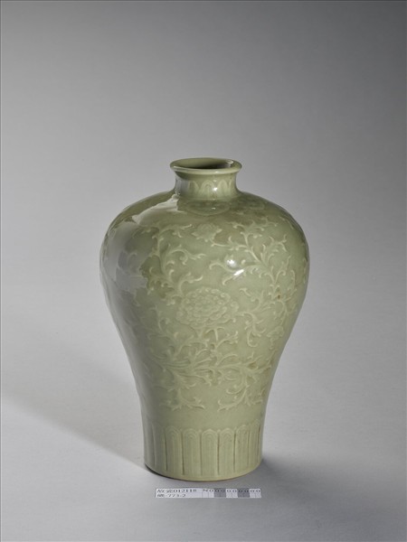 仿龍泉釉番蓮紋梅瓶