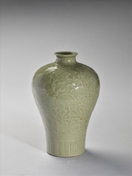 仿龍泉釉番蓮紋梅瓶