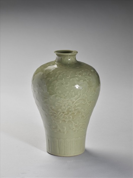 仿龍泉釉番蓮紋梅瓶