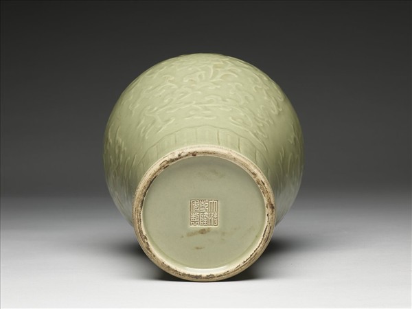 仿龍泉釉番蓮紋梅瓶