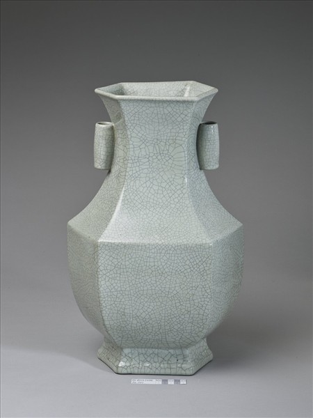 仿哥釉六方貫耳瓶