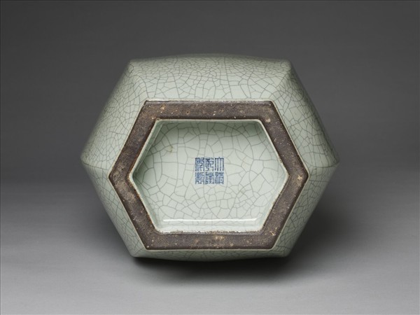 仿哥釉六方貫耳瓶