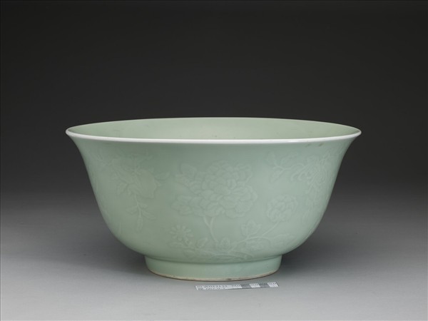 冬青釉折枝花果紋碗