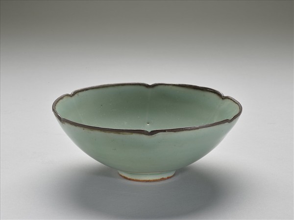 龍泉窯 青瓷梅花紋花式碗