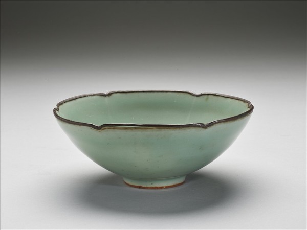 龍泉窯 青瓷梅花紋花式碗